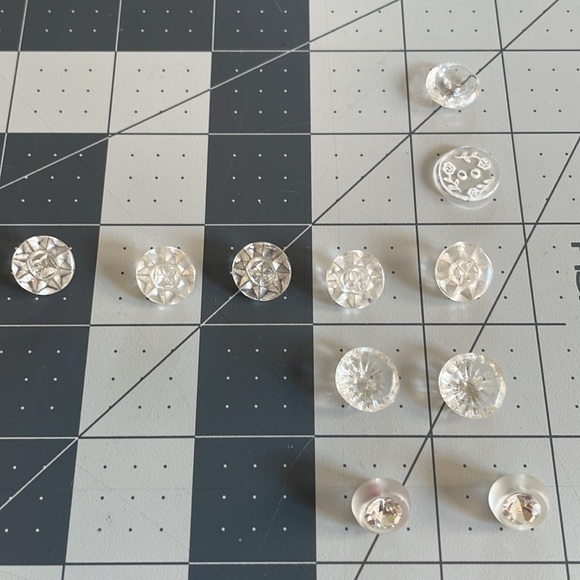 Assortment of vintage clear glass and plastic buttons - Picture 13 of 16